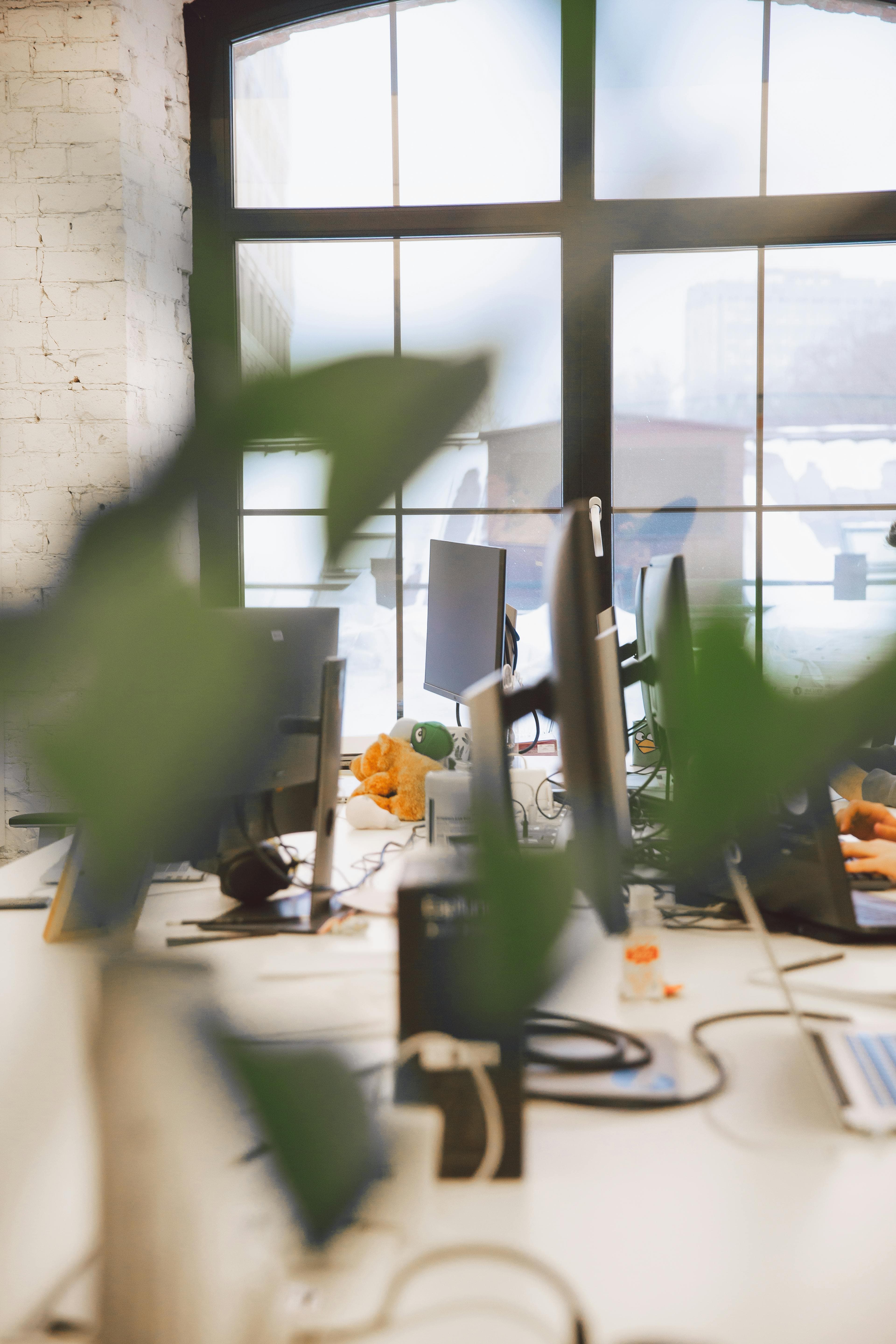 Bureau lumineux où Piloti est utilisé en production dans une PME du bâtiment